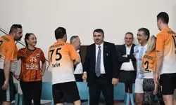 Başkan Yılmaz Belediyeler Arası Voleybol Dostluk Turnuvası'nı izledi