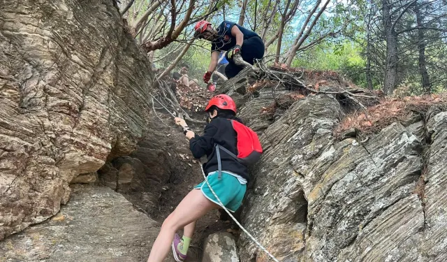 İzmir'de kayalıklarda mahsur kalan üç gence itfaiye müdahalesi