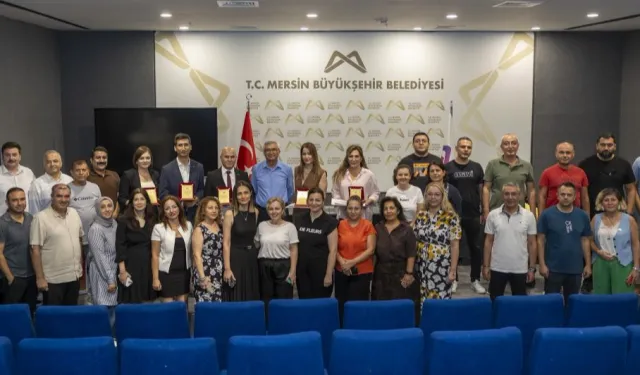Mersin Büyükşehir’de görevde yükselen 22 personele plaket takdimi